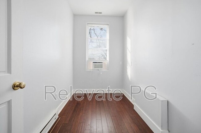 Building Photo - 2206 Parkwood Ave