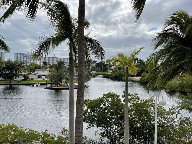 Building Photo - 16500 Collins Ave