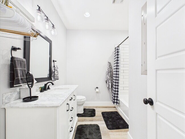 Building Photo - Centrally Located Furnished Home