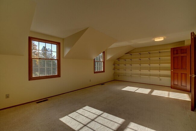 Building Photo - 5Bd/2.5Ba Bellevue Home