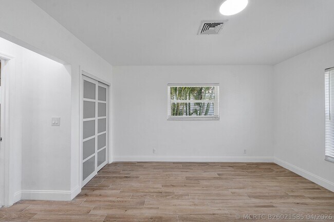 Building Photo - 400 SW 9th Ave