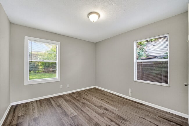 Building Photo - 4909 Holloway Dr