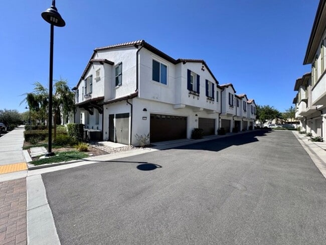 Building Photo - Spacious 3 Bedroom, 2.5 Bathroom Townhome ...