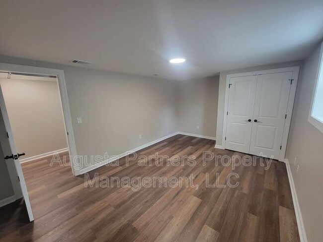 Building Photo - 322 N Hicks St