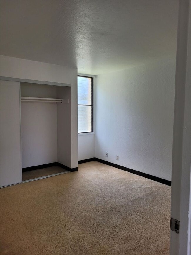 Building Photo - 2bdrm 1bth 1pkg located in Beautiful Makaha Valley Plantation