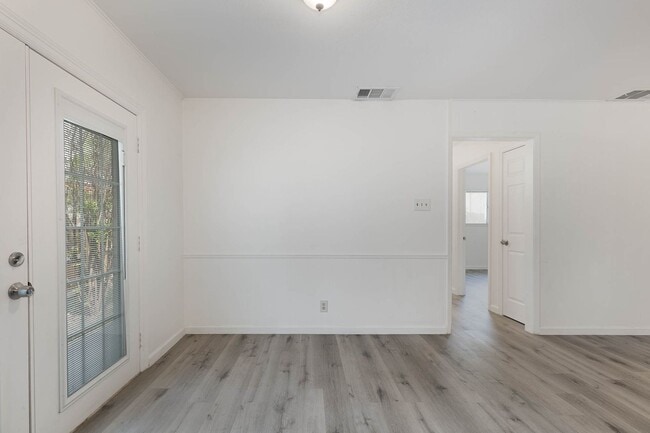 Building Photo - Leon Valley~Spacious 2 Bedroom~Updated Kitchen with Stainless Steel Appliances~2 Car Garage~Backyard