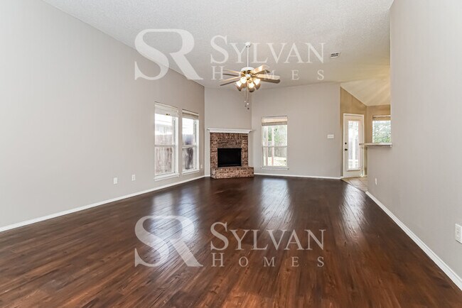 Building Photo - Texas beauty with all the bells and whistles!