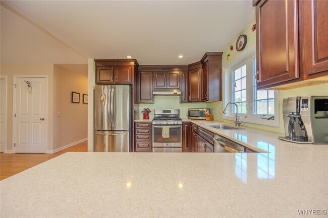 Building Photo - 105 Pine St