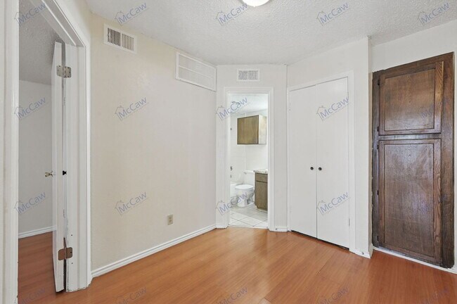 Building Photo - 9520 Royal Ln