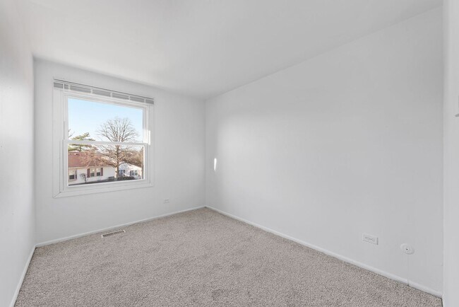 Building Photo - Townhouse in Hoffman Estates