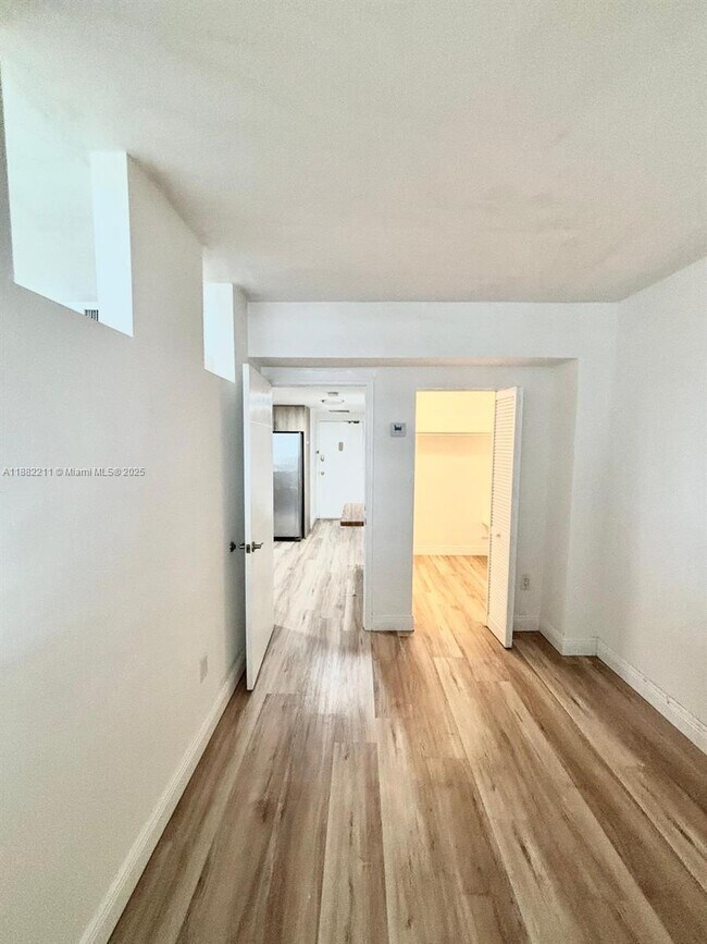 Building Photo - 801 Brickell Bay Dr