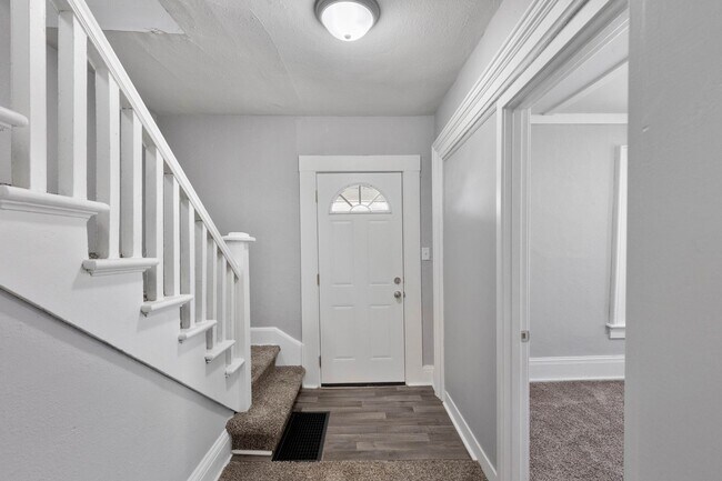 Building Photo - Don't Miss Out On This Amazing 3 bed 1 1/2...