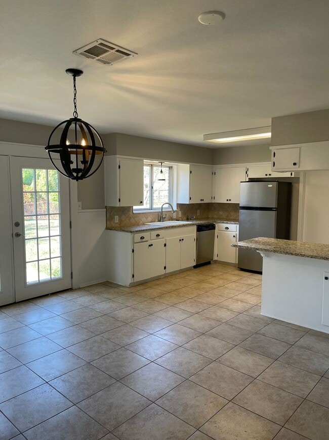 Building Photo - 1619 Anita St