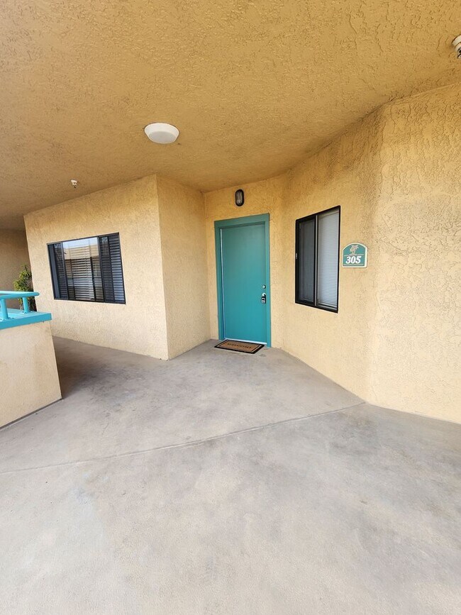Building Photo - Spacious 1 Bed, 1 Bath Apartment with Priv...