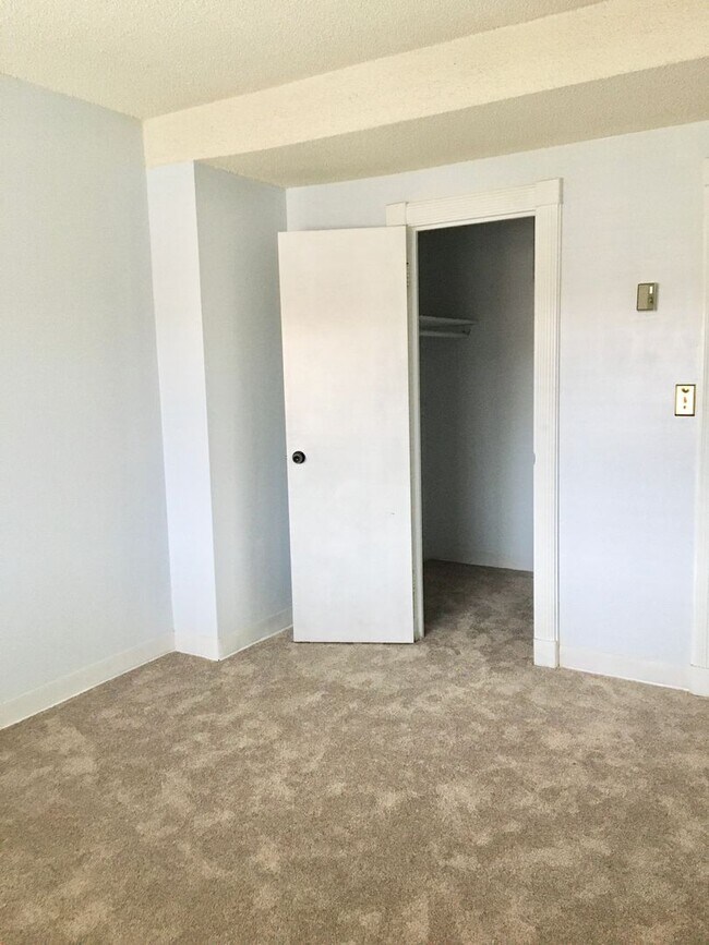 Building Photo - Senate Plaza