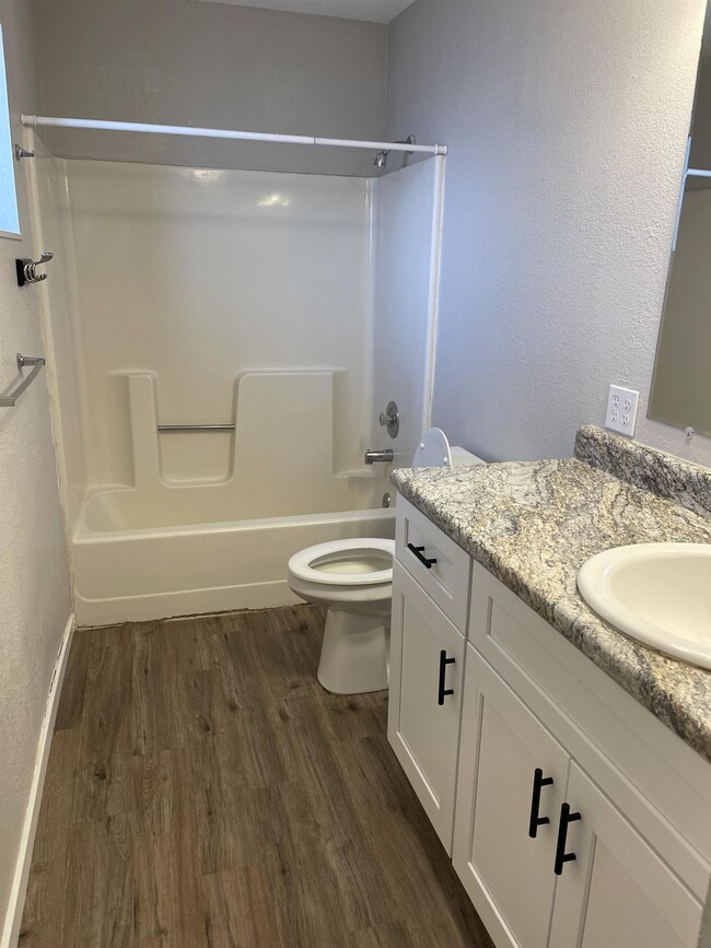 Building Photo - 537 W Juniper Dr
