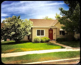 Building Photo - Charming 2 Bed / 1 Bath Home:  Pet Friendl...