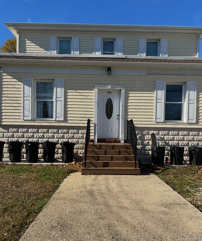 Building Photo - 741 Clocks Blvd