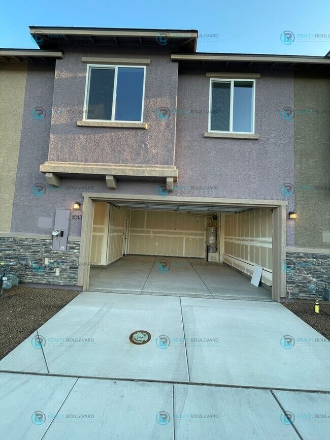 Building Photo - Half month FREE!!! Luxury and Convenience: Fully Equipped 3-Bedroom 2.5 Bathroom 2 car garage Con...