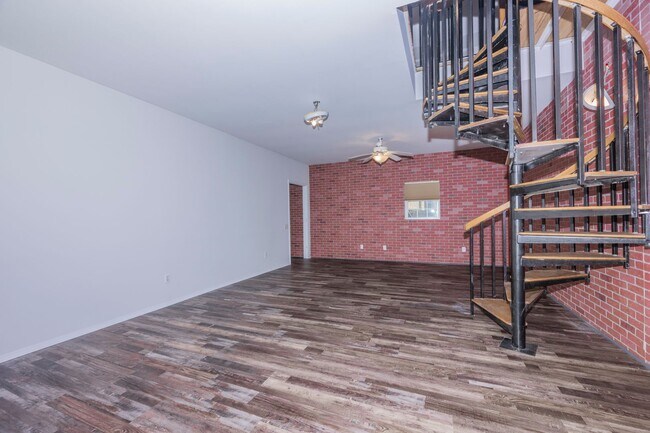 Building Photo - 237 Riverbend Rd