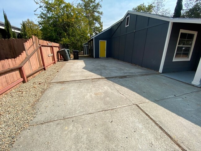 Building Photo - Beauitfully upgrade 3 Bedroom on large lot!
