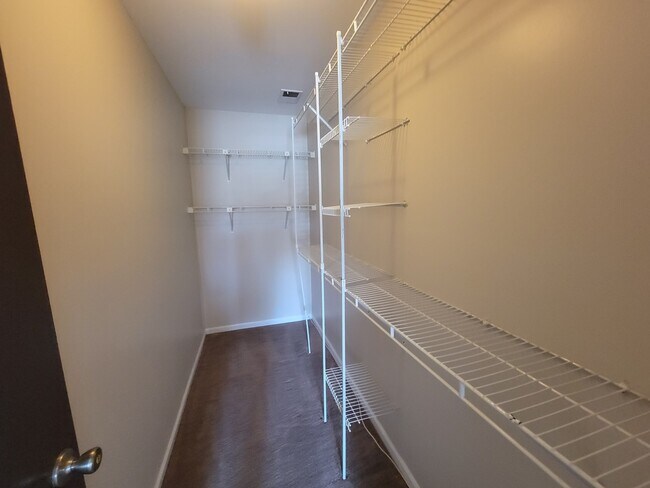 Building Photo - 830 Knottingham Dr