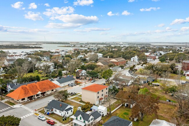 Building Photo - Newly Renovated Townhome