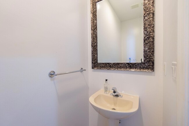 Building Photo - 213 River Bluff Ln