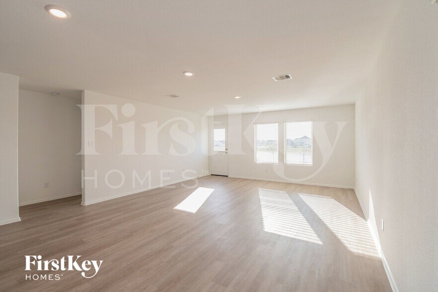 Building Photo - 453 Maple Bnd Ln