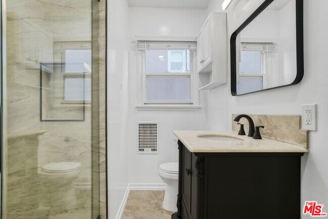 Building Photo - 10622 1/2 Holman Ave