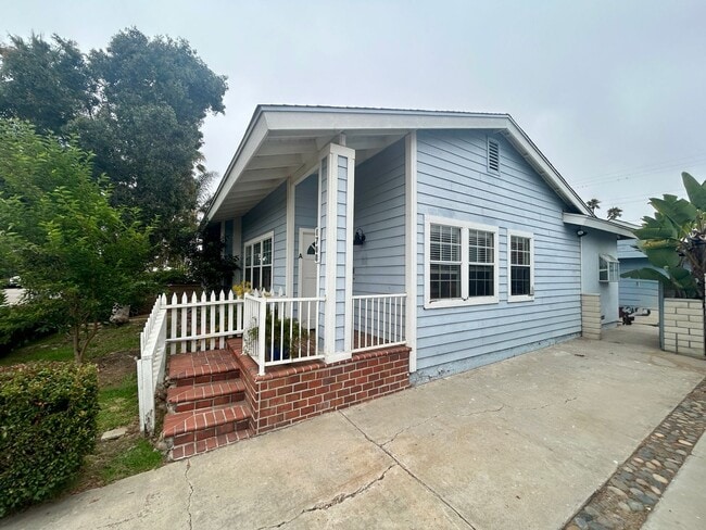 Building Photo - Spacious Beach House in South Oceanside