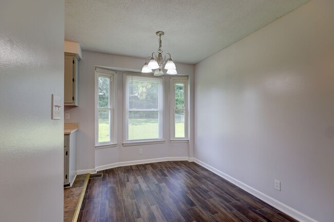Building Photo - 204 Bob White Dr