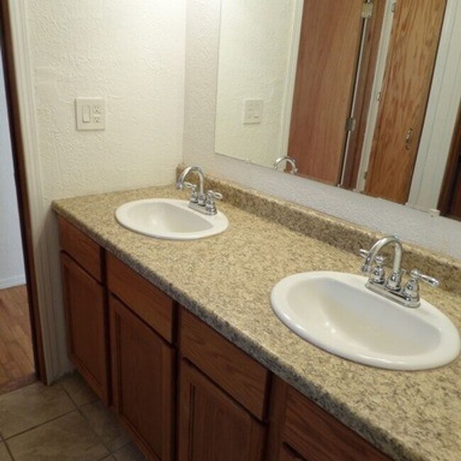 Building Photo - Super Cute & Charming 2-Bedroom Des Moines Home With Giant Fenced Yard!!
