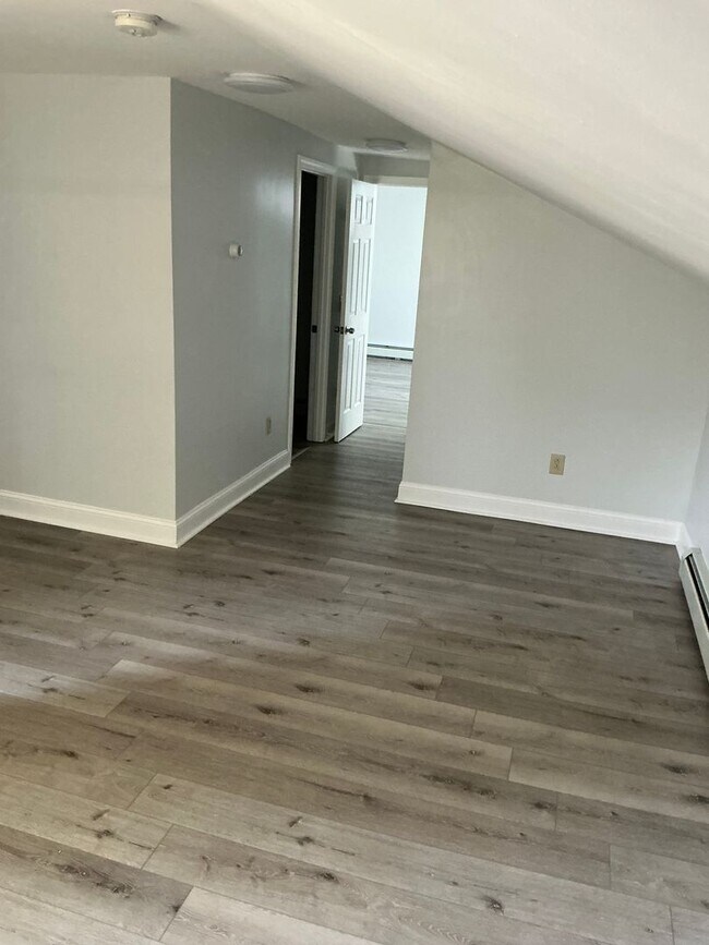 Building Photo - 558 Riverside Dr