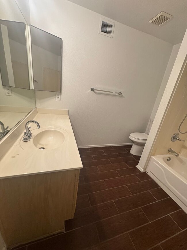 Building Photo - 2 BEDROOM TOWNHOME IN MESA