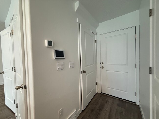 Building Photo - Beautifully Updated 4-Bedroom Townhome in ...
