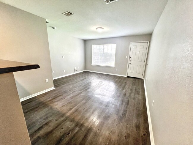 Building Photo - Newly Renovated 2-Story 3-Bedroom Property in Dallas - ($500 OFF the first month’s rent)