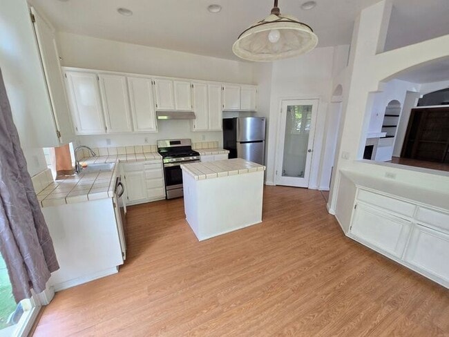 Building Photo - Stylish 4-Bedroom Home Near Red Hawk Golf ...