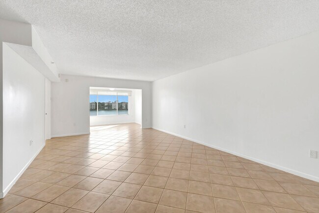 Building Photo - 14096 Huntington Pointe Dr