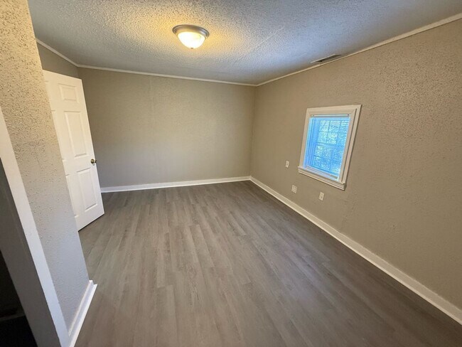 Building Photo - Cozy 3-Bedroom Home in Memphis with Bright Living Space & Backyard Oasis – Half Off First Month!