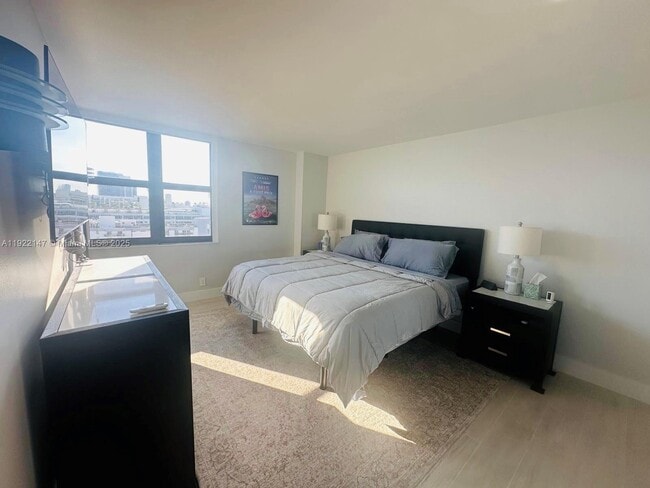 Building Photo - 2555 Collins Ave