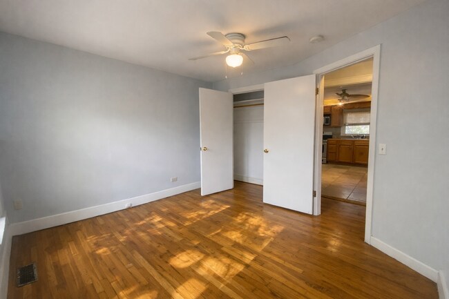 Building Photo - 832 S Bois D Arc Ave