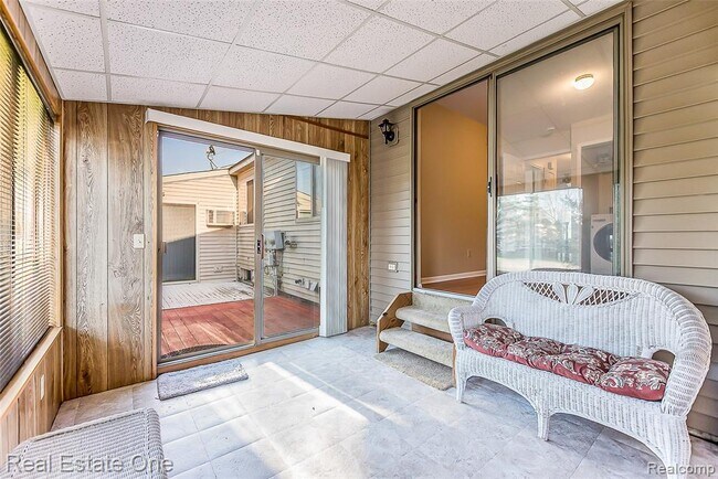 Building Photo - 61960 Arlington 116 3