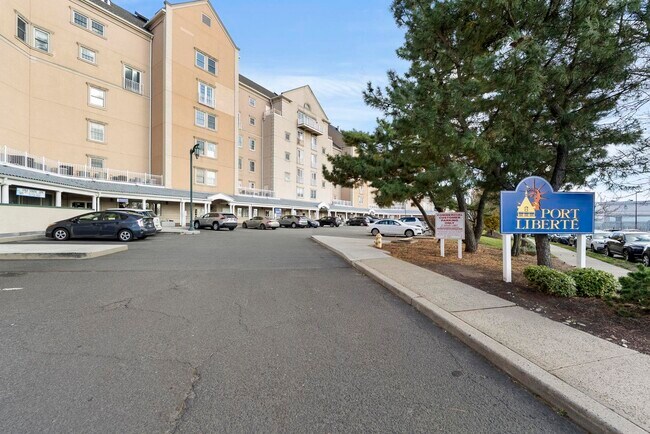 Building Photo - 200 Shearwater Ct W