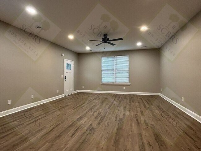 Building Photo - Modern 6-bedroom, 5-bath homes Just 8 Bloc...
