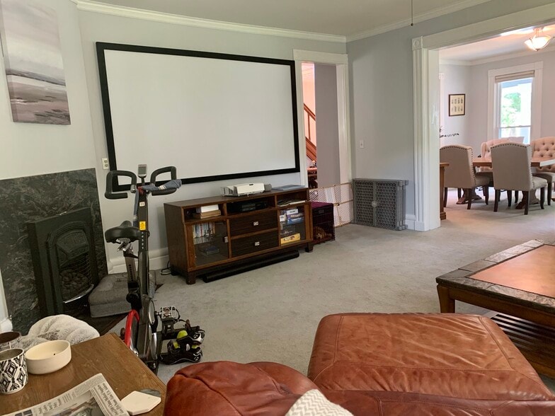 Family room / TV room - 457 Park Ave