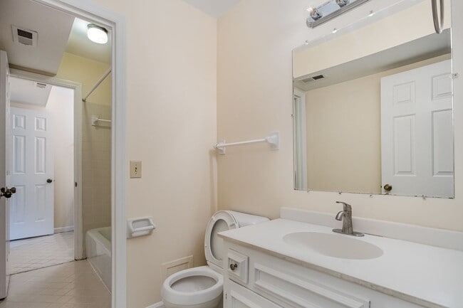 Building Photo - Desirable Brentwood Trace 2 Bedroom Condo ...