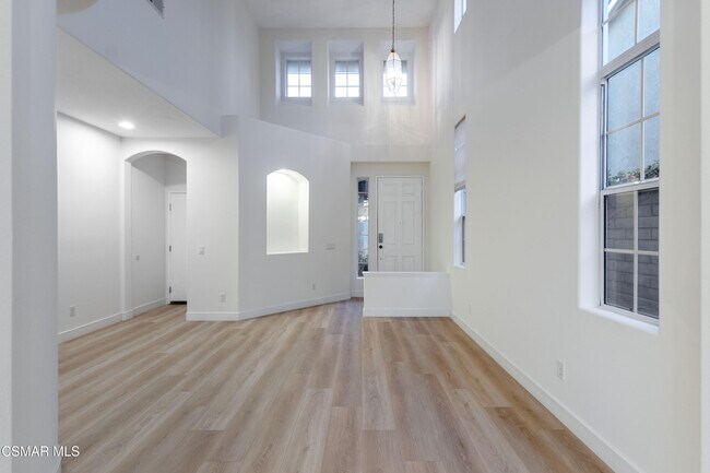 Building Photo - 671 Camino De La Luna