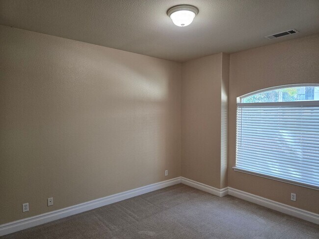 Building Photo - 105 Sterling Oaks Dr