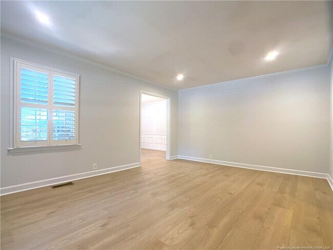 Building Photo - 2721 Mirror Lake Dr